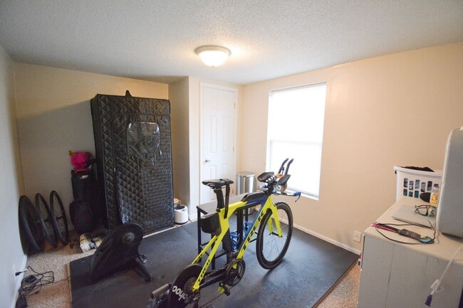 Building Photo - Adorable 2 bedroom home with garage just b...