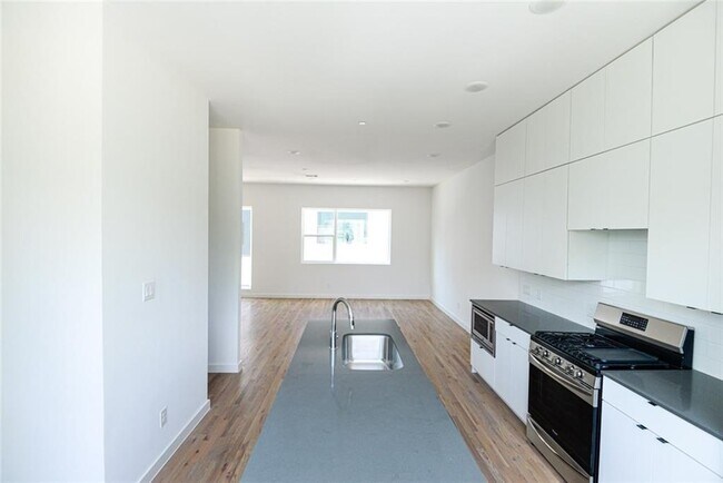 Building Photo - 427 W 10th St