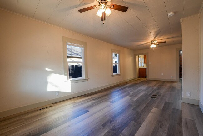 Building Photo - 406 N Star St