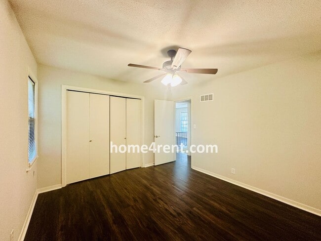 Building Photo - Updated Kitchen w/ Granite Counters, Subway Tile, SS Appliances