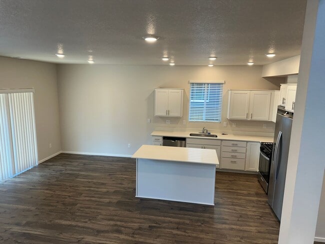 Building Photo - Newer 4 bedroom 2.5 bathroom house!