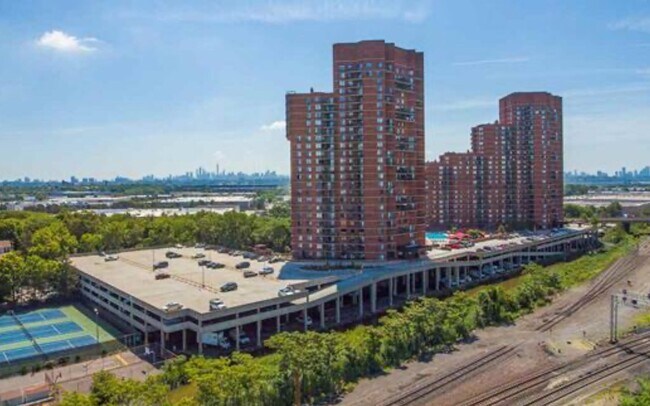 Building Photo - 133 Harmon Cove Tower