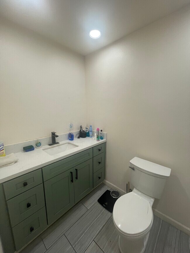 Building Photo - 1044 E Michelle St