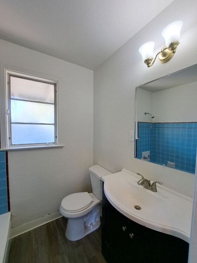 Building Photo - 1291-1295 N. Fruit Ave. (Duplex)