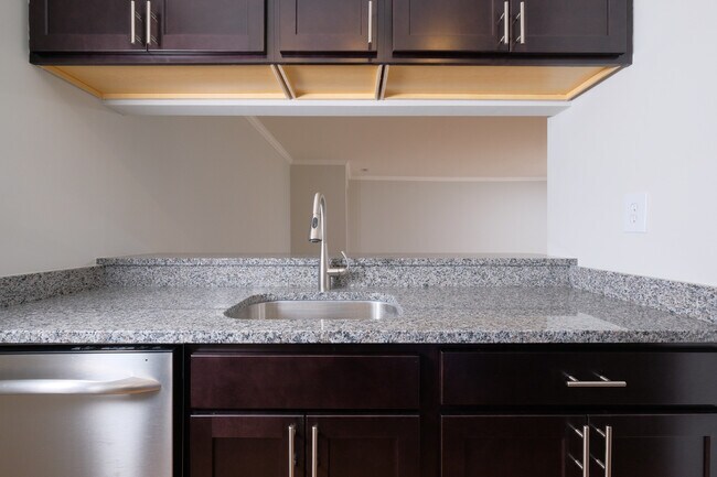 Building Photo - Renovated Entry Level - Castle Harbour Con...