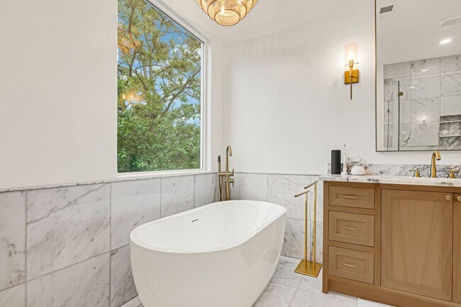 Building Photo - 2706 Tudor Manor