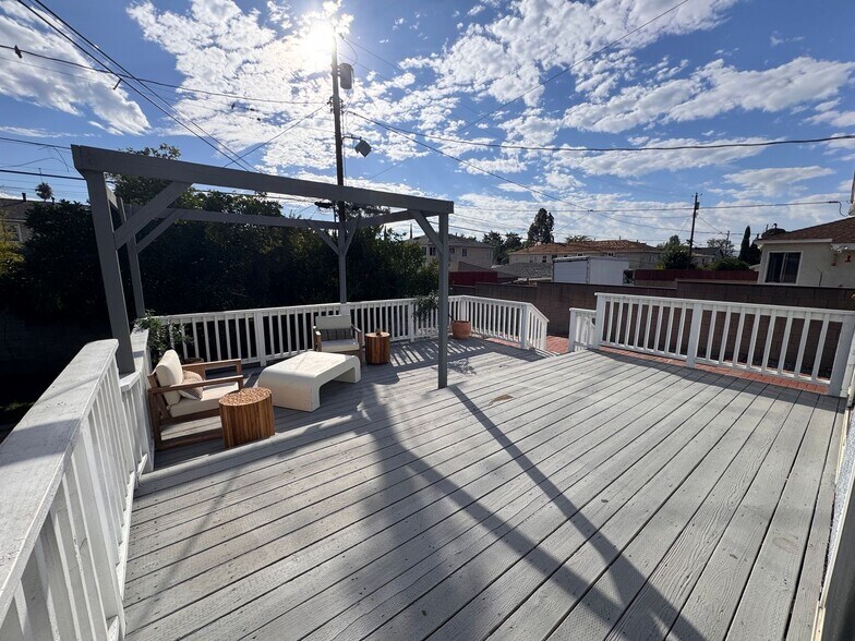Building Photo - 5648 Riverton Ave