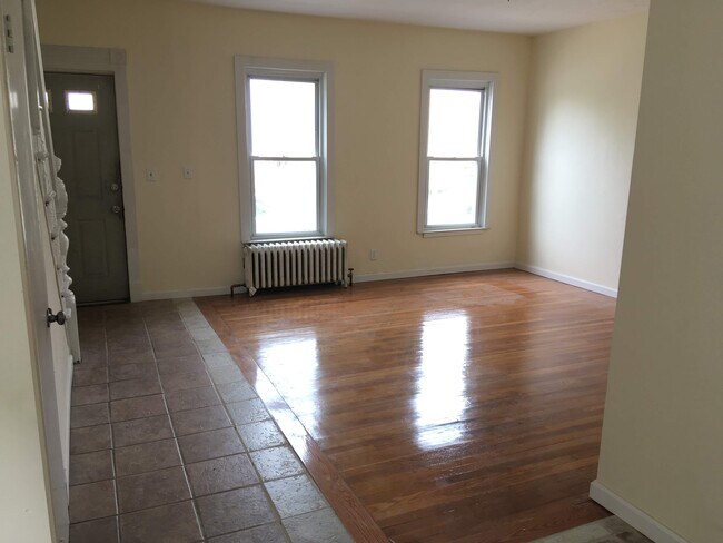 Building Photo - 196 Frank St