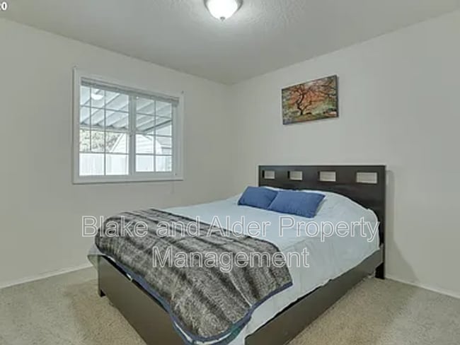 Building Photo - 9733 SE Ramona St