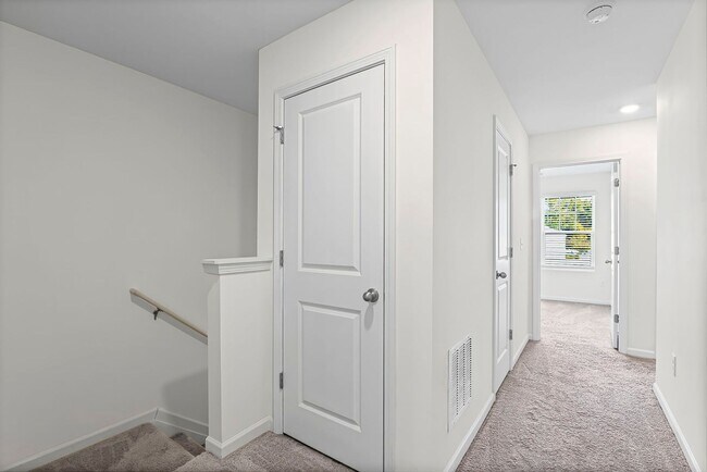 Building Photo - ***MOVE IN SPECIAL -$500 OF FIRST 2 MONTHS RENT WITH A MARCH 31ST OR SOONER MOVE IN DATE***Step i...