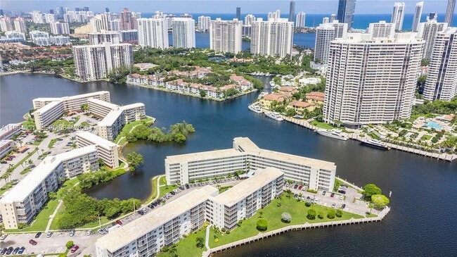 Building Photo - 2980 Point E Dr