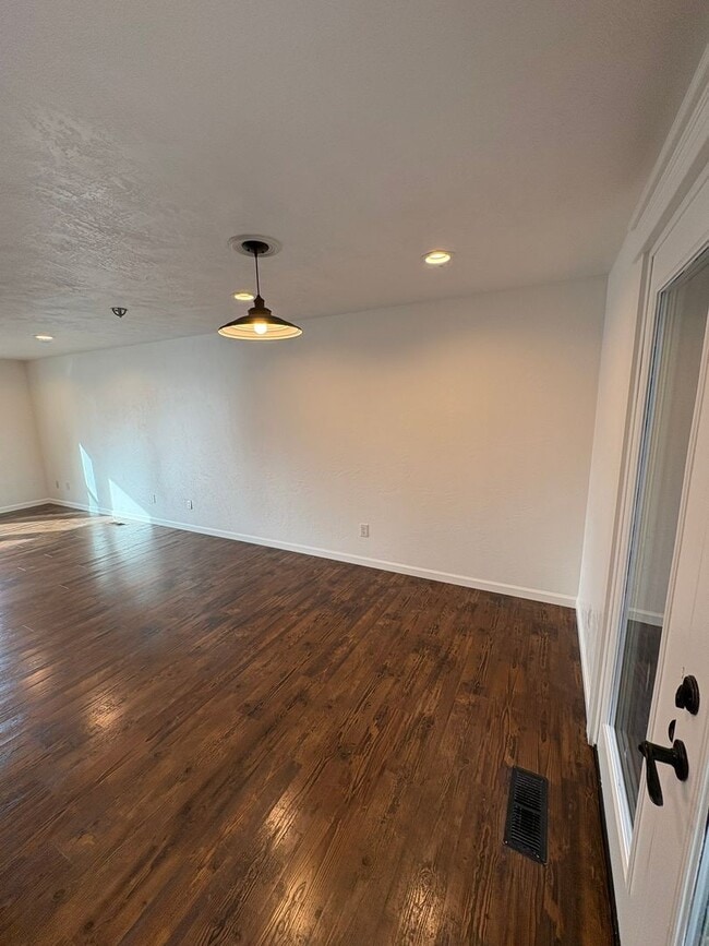 Building Photo - 4 Bed 2 Bath House Modern Comfort Meets En...