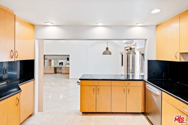 Building Photo - 516 1/2 Hill Street Unit