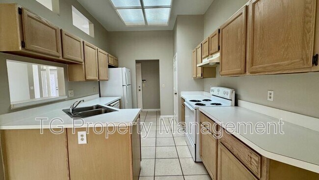 Building Photo - 8943 Country Bend Cir N