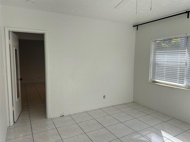 Building Photo - 1101 NE 17th Way