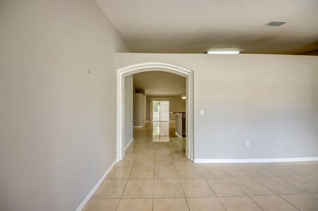 Building Photo - 2462 Nature Pointe Loop