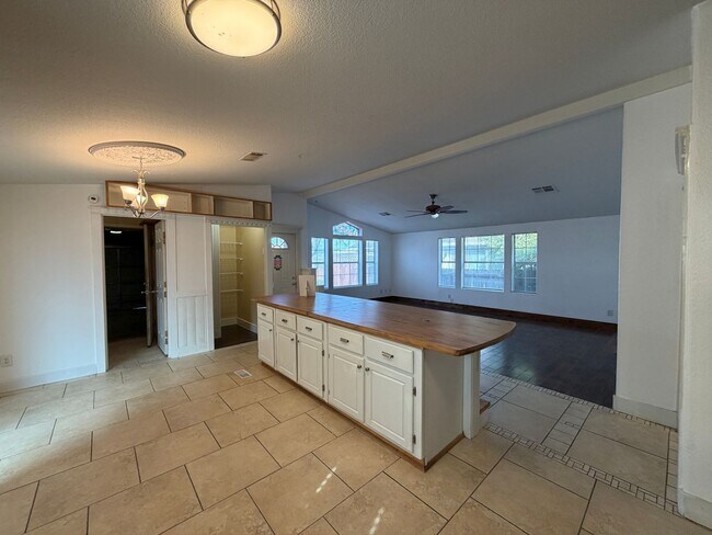 Building Photo - 3 Bedroom Single Story Home Available Near Unser Blvd SW & Bridge Blvd SW!