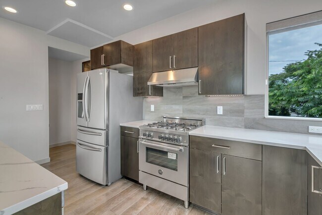 Building Photo - Modern Townhouse with Rooftop Deck & Skyli...