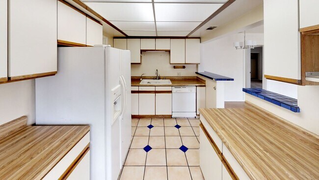 Building Photo - 3BD/2BA, Large Rooms, Patio!
