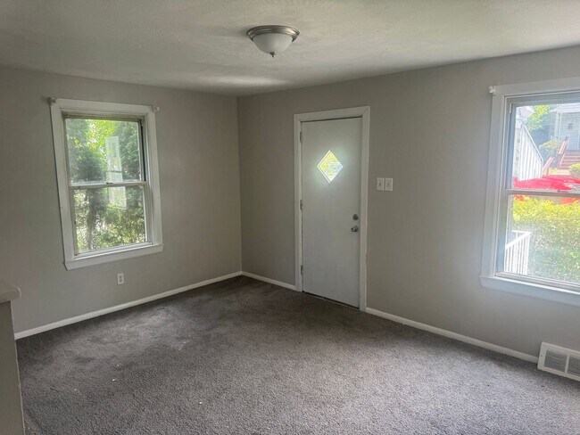Building Photo - 549 Farnsworth Ave