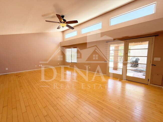 Building Photo - 2102 W Knox Rd