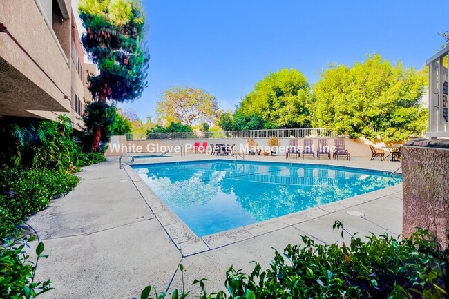 Building Photo - 2 Bedroom Condo in Gated Garden Grove Complex