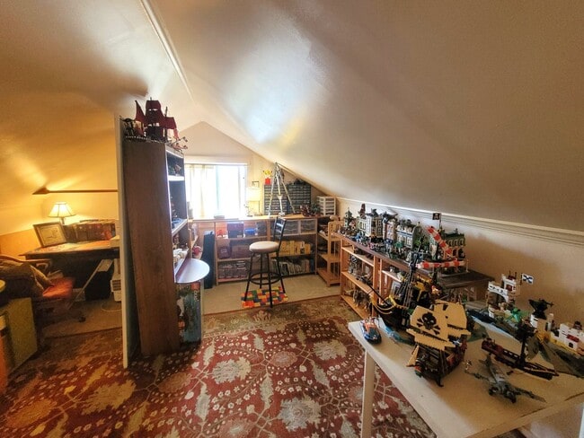 Building Photo - Charming Three Bedroom Home with Large Fen...