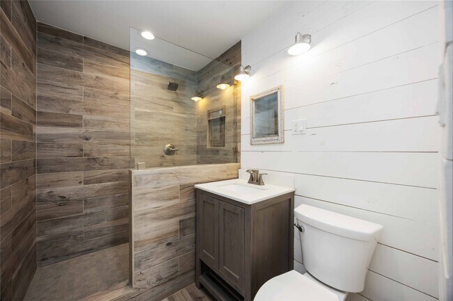 Building Photo - 1721 Jones St