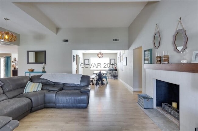 Building Photo - 6BD/5BA!! POOL/SPA!!