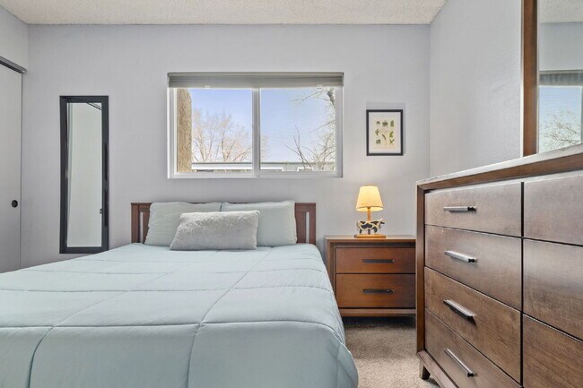 Building Photo - Great 2 bed 2 bath town house centrally lo...