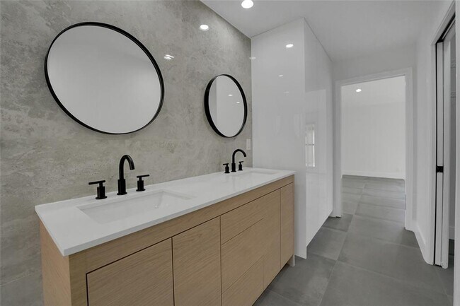 Building Photo - 7850 Villa Nova Dr