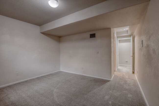 Building Photo - Spacious townhome in desirable Northgate c...