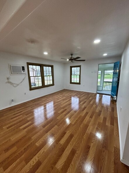 Open Living Room - 112 Alabama St
