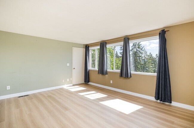 Building Photo - Stunning Lake Sammamish View | 5 Bed, 3 Ba...