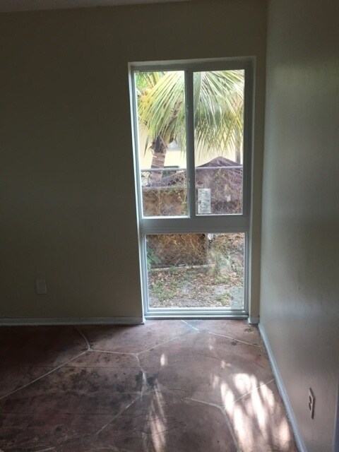 Building Photo - Large 4 -2 house in sw area ! Off Davie blvd