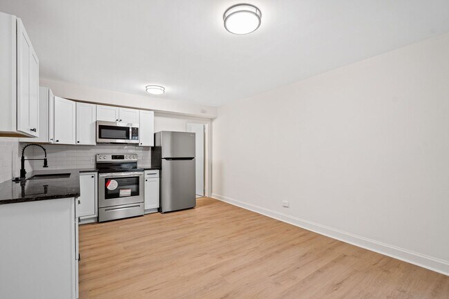 Interior Photo - 1121 West End Blvd