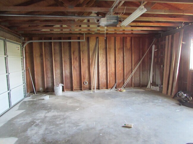 Building Photo - Large 4 Bedroom Edgemoor Home w/ Mother-in-law Suite