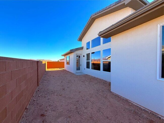 Building Photo - New 3 bed, 2.5 bath with 2 car garage home