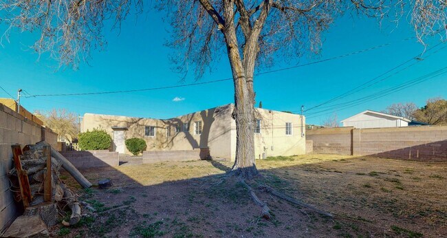 Building Photo - UPTOWN 3 Bedroom +Office  2 Bath with Garage