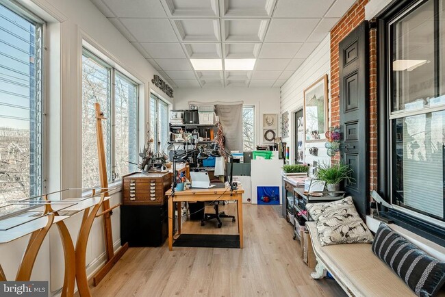 Building Photo - 305 S Walnut St