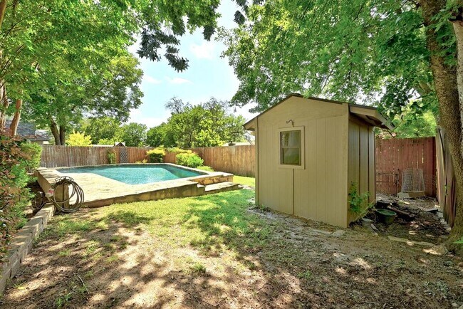 Building Photo - 6903 Moonmont Dr