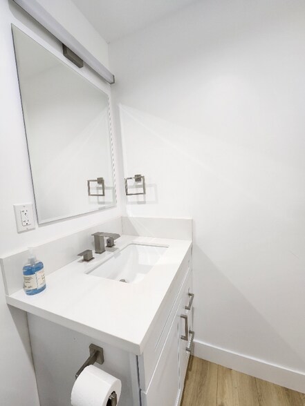 Building Photo - 2407 Abbot Kinney Blvd