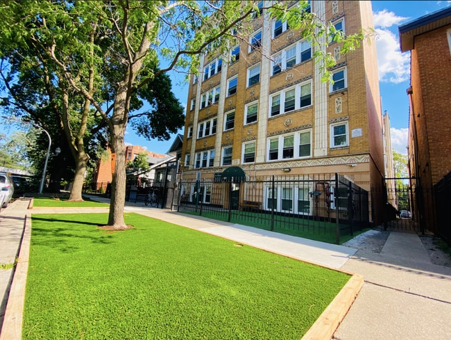 Building Photo - 1522 W Sherwin Ave