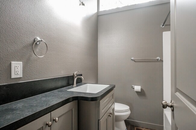 Building Photo - 837 Woodmansee Ct SE