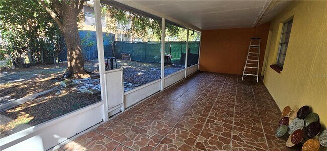 Building Photo - 606 SE 13th Ct