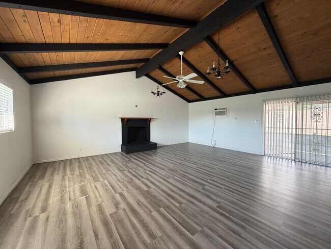 Building Photo - 5034 N Acacia Ave