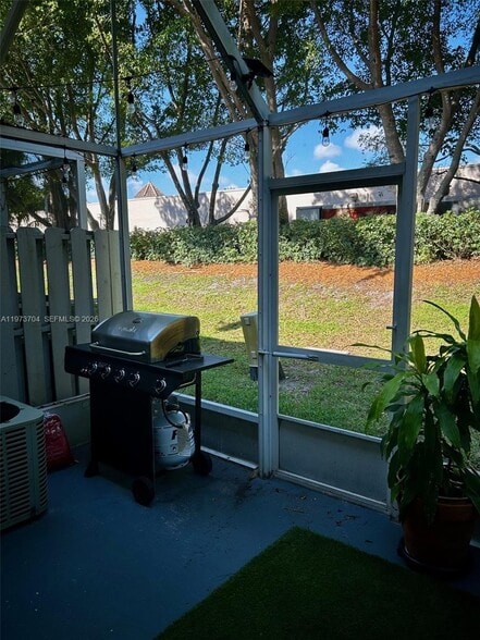 Building Photo - 1111 Sorrento Dr