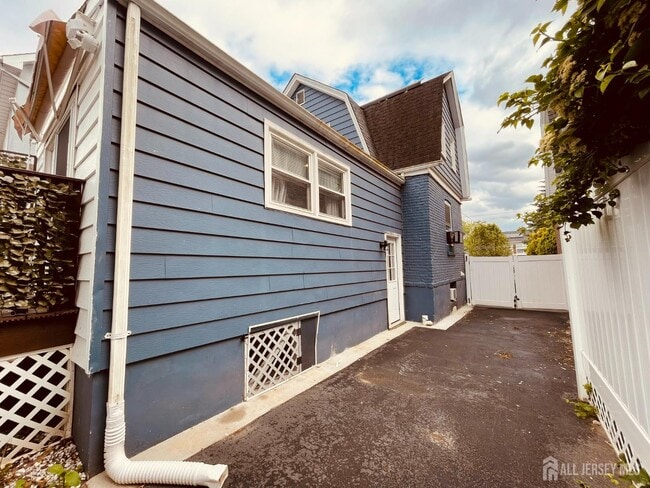 Building Photo - 38 Evergreen Ave