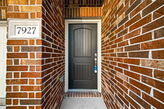 Building Photo - 7927 Tindarey Maple Trace