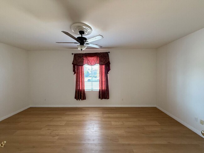 Building Photo - Spacious Single Family Home in Bakersfield...